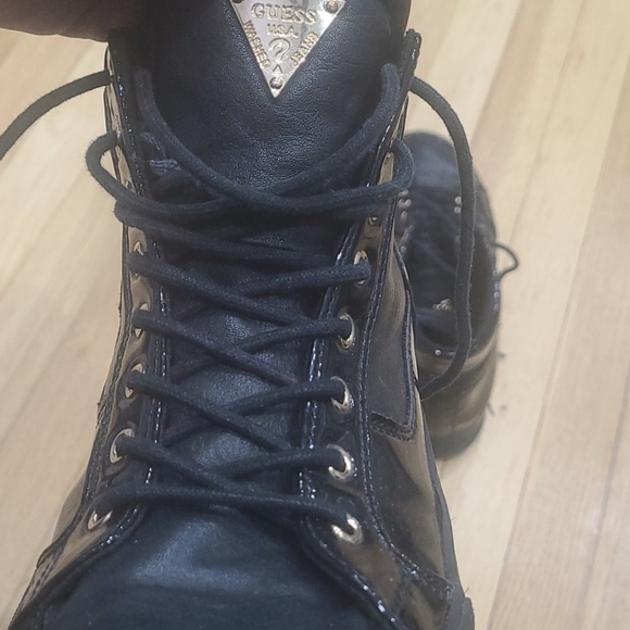 Used Black/Gold Guess mens sneakers 10.5🔥 - Picture 9 of 9